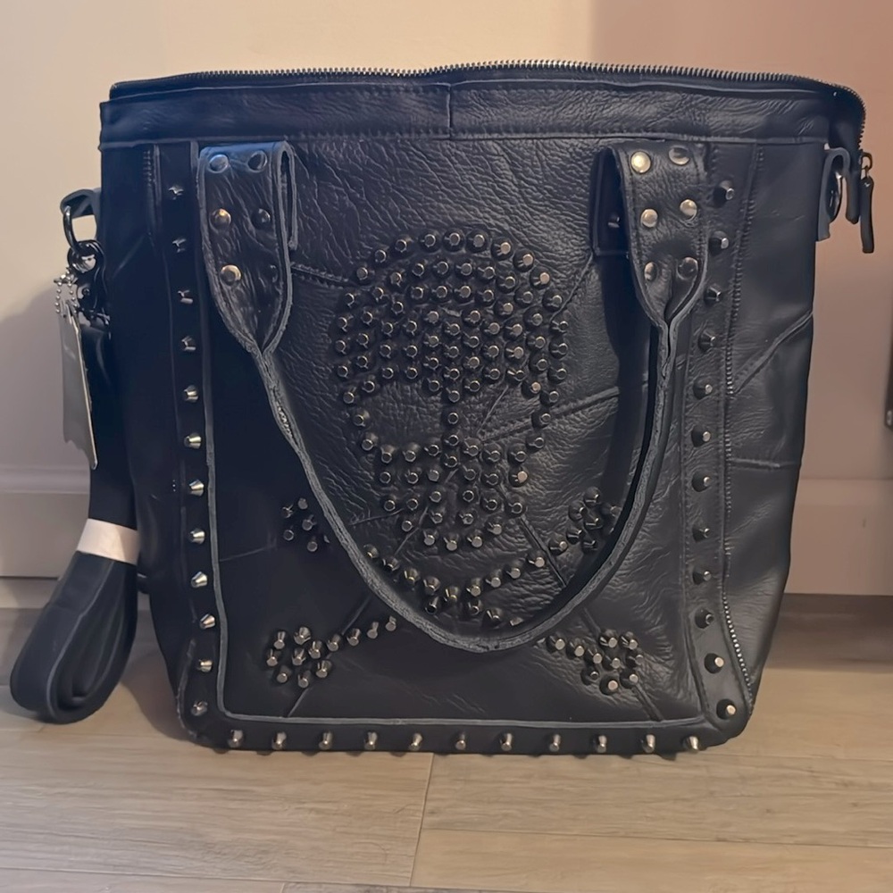 Amerileather Genuine Leather Skull and Crossbones Bag